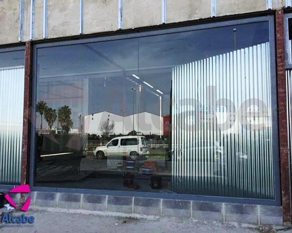 Vista de la instalación del escaparate en Huelva para Nissan