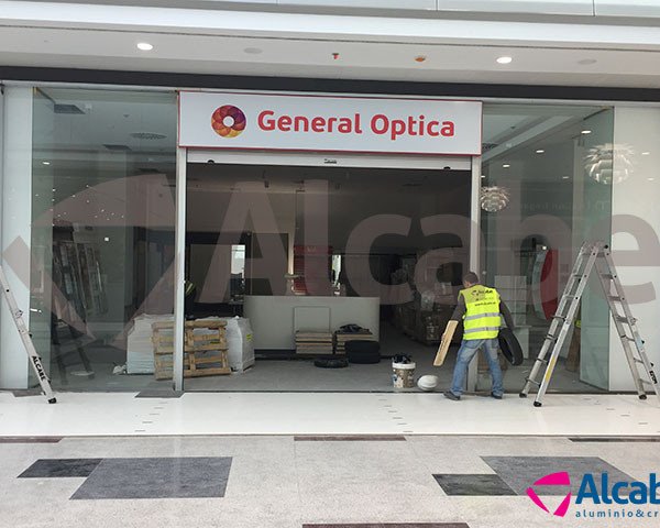 Instalación de Escaparate para el local comercial de la tienda de General Óptica Centro Comercial NEVADA (Armilla, Granada)