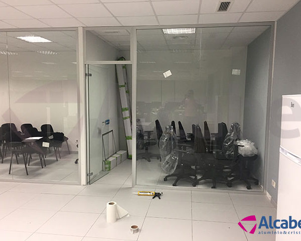 División de oficinas con mamparas de cristal en Salesland, Barcelona