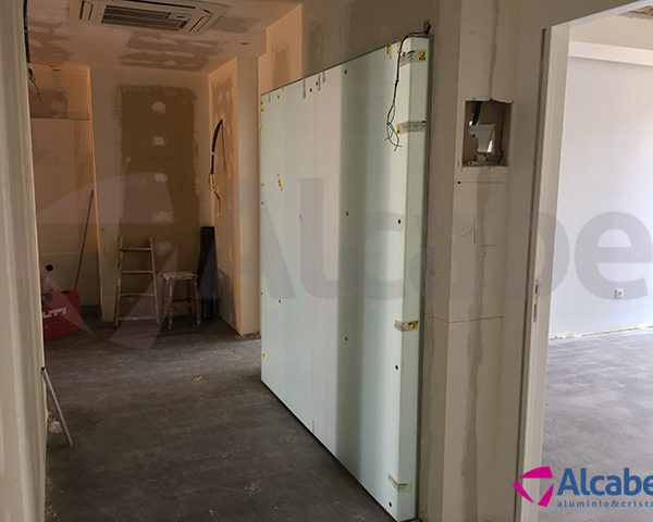 Mampara de cristal de diseño en color mate · Clínica Dental Sevilla Este