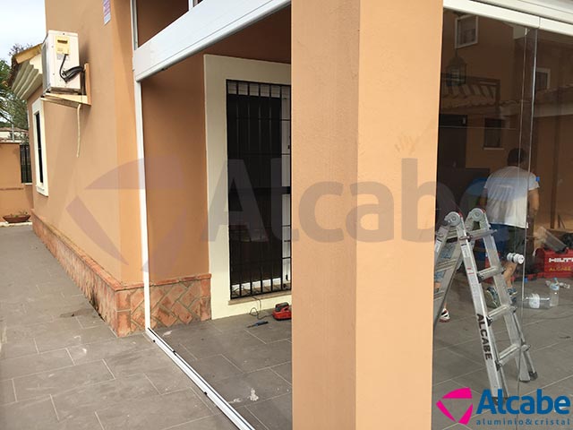 Cerramiento de porche trasero de chalet en Alcalá de Guadaira, en Sevilla (Junio 2016)