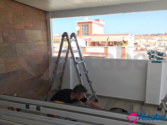 Cerramiento de ático con cortinas de cristal en Huelva