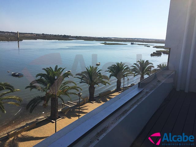 Barandillas de vidrio con cortinas de cristal en Capitana Isla Cristina (Huelva)