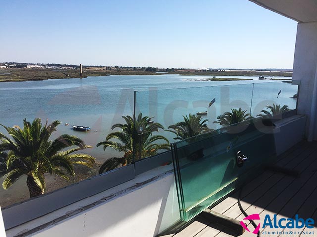 Barandillas de vidrio con cortinas de cristal en Capitana Isla Cristina (Huelva)