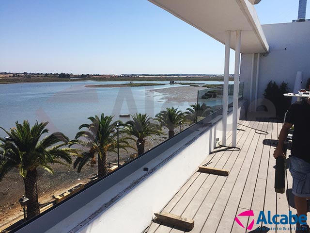 Barandillas de vidrio con cortinas de cristal en Capitana Isla Cristina (Huelva)