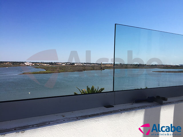 Barandillas de vidrio con cortinas de cristal en Capitana Isla Cristina (Huelva)