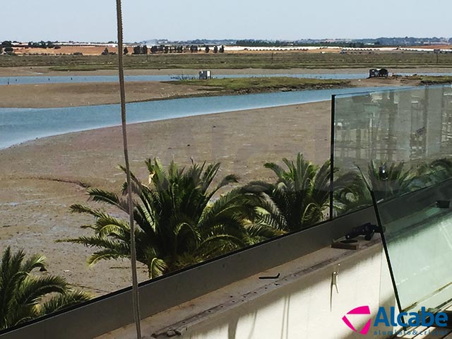Barandillas de vidrio con cortinas de cristal en Capitana Isla Cristina (Huelva)