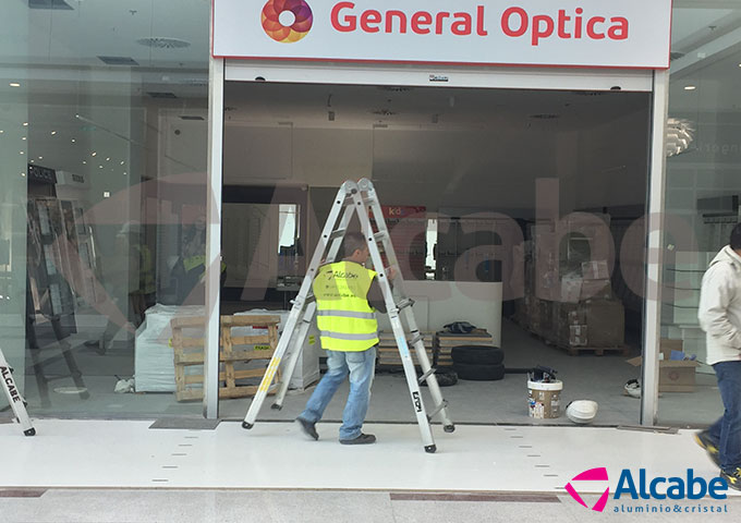 Colocación Escaparate Local Comercial de General Óptica Centro Comercial NEVADA (Armilla, Granada)