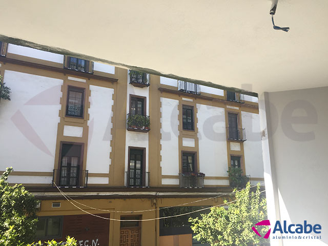 Cerramiento de Terraza en barrio Puerta de la Carne, en Sevilla