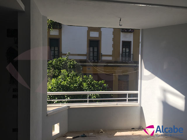 Cerramiento de Terraza en barrio Puerta de la Carne, en Sevilla