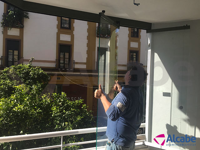 Cerramiento de Terraza en barrio Puerta de la Carne, en Sevilla