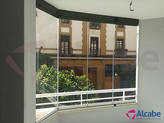 Cerramiento de Terraza en barrio Puerta de la Carne, en Sevilla