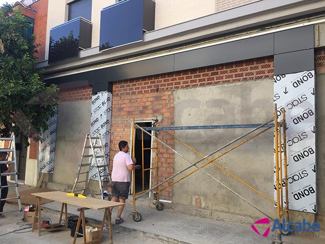 Fachada de composite para comercio en Cerro del Águila