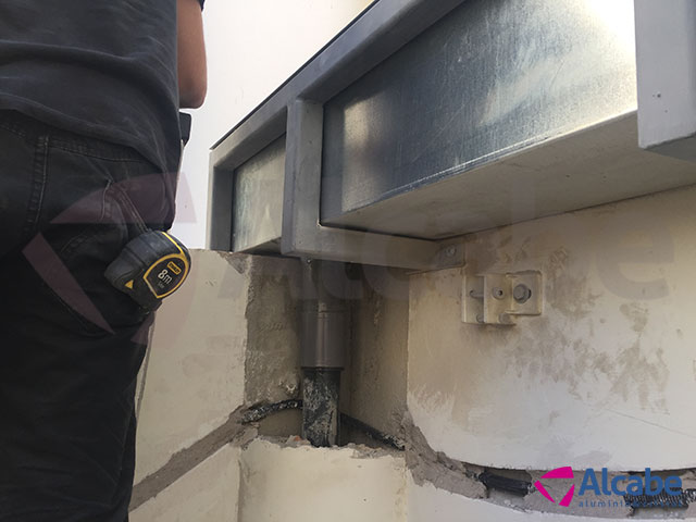 Instalación de techo de cristal en patio interior con canaleta incluida