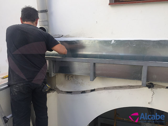 Instalación de techo de cristal en patio interior con canaleta incluida