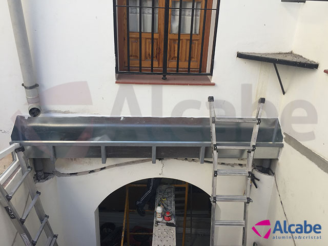 Instalación de techo de cristal en patio interior con canaleta incluida