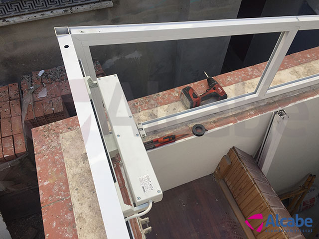 Instalación de techo de cristal en patio interior con canaleta incluida