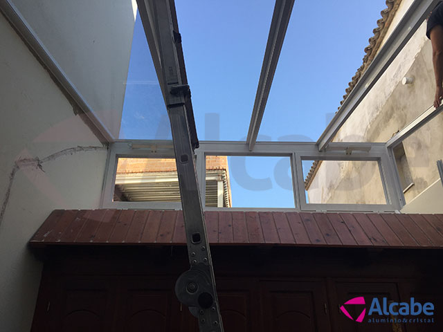 Instalación de techo de cristal en patio interior con canaleta incluida