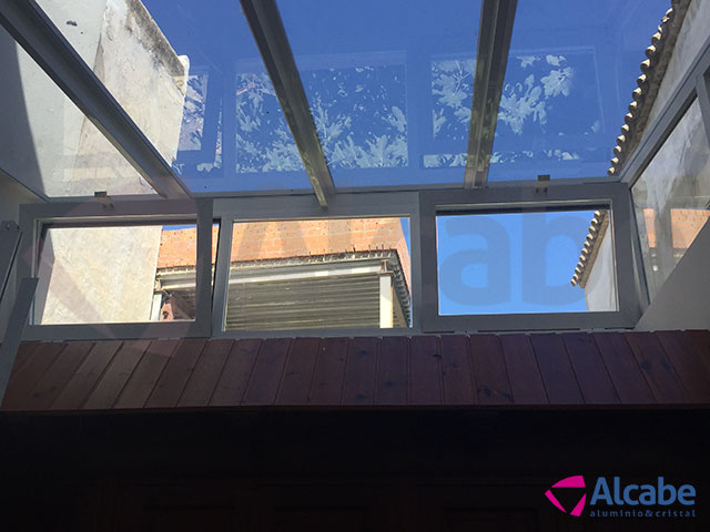 Instalación de techo de cristal en patio interior con canaleta incluida