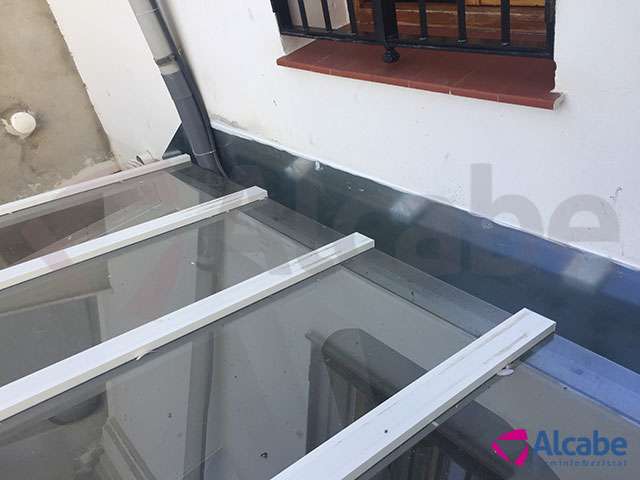 Instalación de techo de cristal en patio interior con canaleta incluida