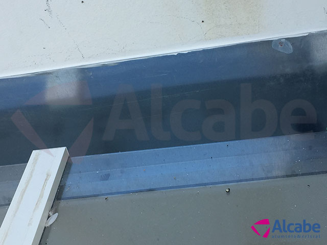 Instalación de techo de cristal en patio interior con canaleta incluida