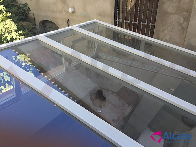 Instalación de techo de cristal en patio interior con canaleta incluida