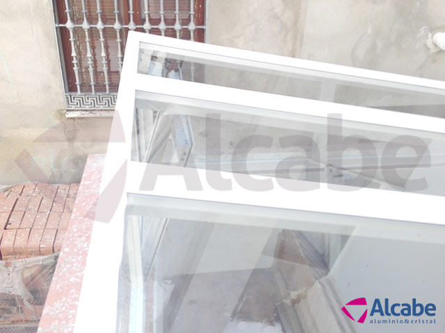 Instalación de techo de cristal en patio interior con canaleta incluida