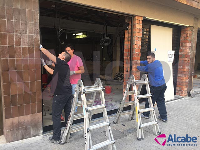 Instalación del Escaparate de la tienda AleHop de Barcelona