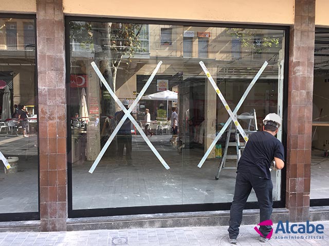 Instalación del Escaparate de la tienda AleHop de Barcelona