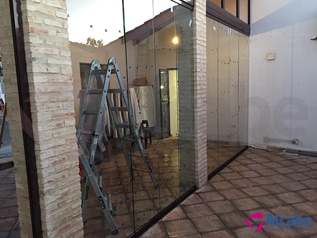 Cortina de cristal para cerramiento de patio en El Ronquillo, Sevilla