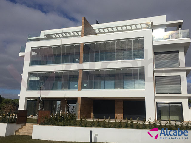 Acristalamiento de fachada en edificio de oficinas con cortinas de cristal, en El Puerto de Santa María (Cádiz)