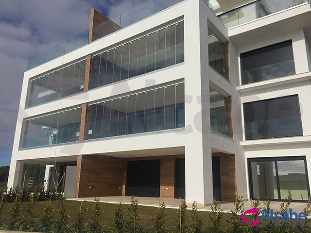 Acristalamiento de fachada en edificio de oficinas con cortinas de cristal, en El Puerto de Santa María (Cádiz)