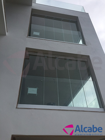 Acristalamiento de fachada en edificio de oficinas con cortinas de cristal, en El Puerto de Santa María (Cádiz)