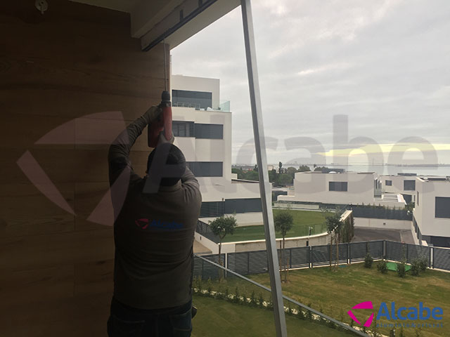 Acristalamiento de fachada en edificio de oficinas con cortinas de cristal, en El Puerto de Santa María (Cádiz)