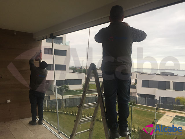 Acristalamiento de fachada en edificio de oficinas con cortinas de cristal, en El Puerto de Santa María (Cádiz)