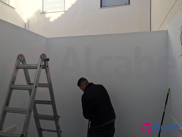 Instalación de un cerramiento con un techo móvil para el patio interior en una vivienda en Utrera, Sevilla.