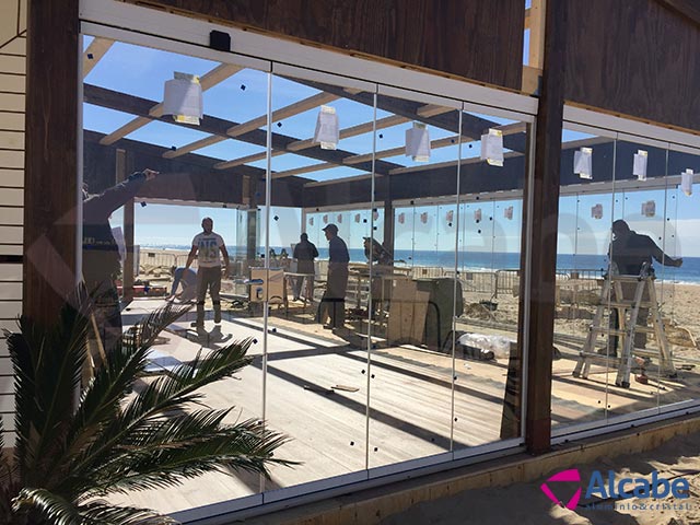 Cerramiento con cortinas de cristal en chiringuito Playa de la Victoria, en Cádiz