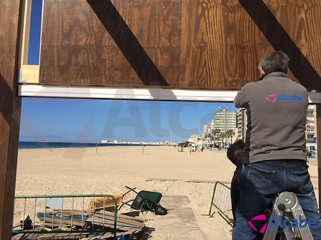 Cerramiento con cortinas de cristal en chiringuito Playa de la Victoria, en Cádiz