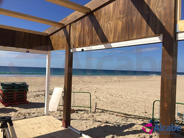 Cerramiento con cortinas de cristal en chiringuito Playa de la Victoria, en Cádiz