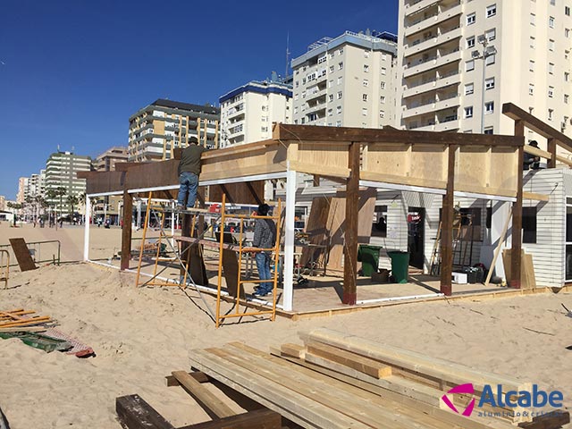 Cerramiento con cortinas de cristal en chiringuito Playa de la Victoria, en Cádiz
