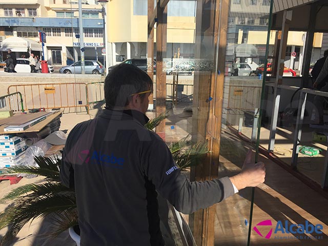 Cerramiento con cortinas de cristal en chiringuito Playa de la Victoria, en Cádiz