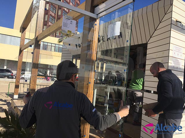 Cerramiento con cortinas de cristal en chiringuito Playa de la Victoria, en Cádiz