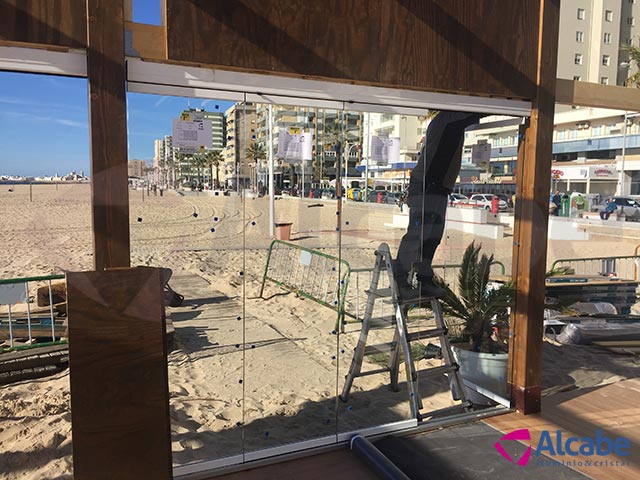 Cerramiento con cortinas de cristal en chiringuito Playa de la Victoria, en Cádiz