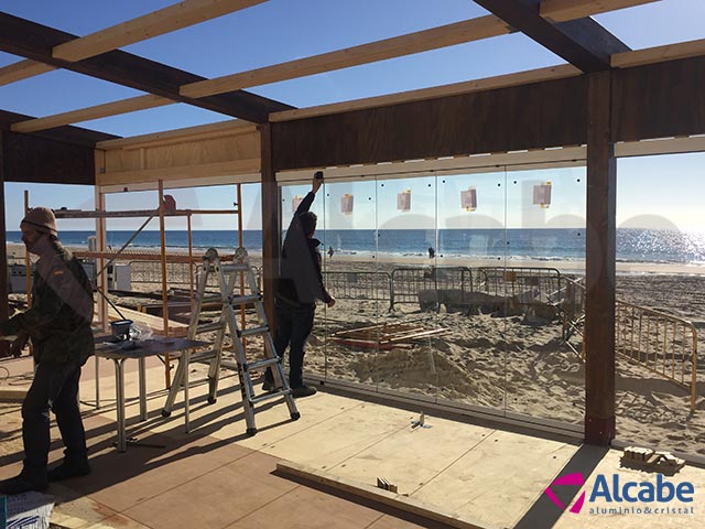 Cerramiento con cortinas de cristal en chiringuito Playa de la Victoria, en Cádiz