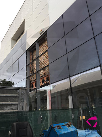 Muro de cortina de cristal para Concesionario Hyundai en Sevilla