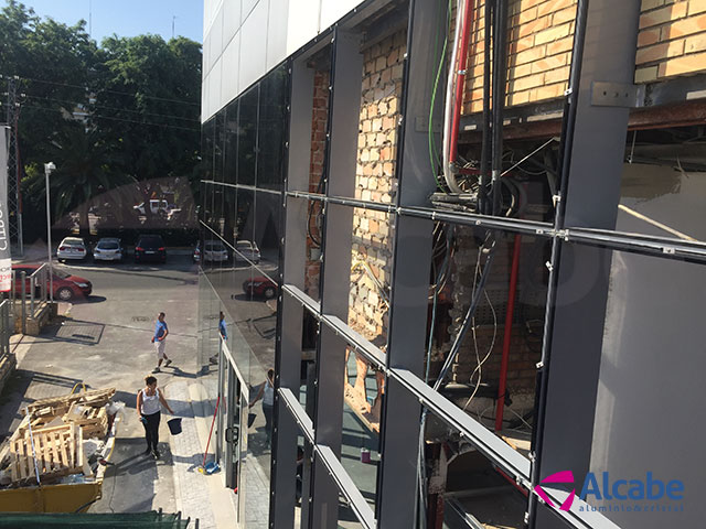 Muro de cortina de cristal para Concesionario Hyundai en Sevilla
