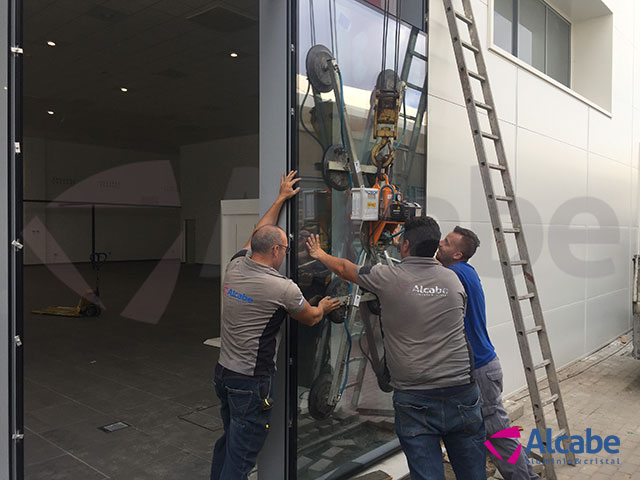 Muro de cortina de cristal para Concesionario Hyundai en Sevilla