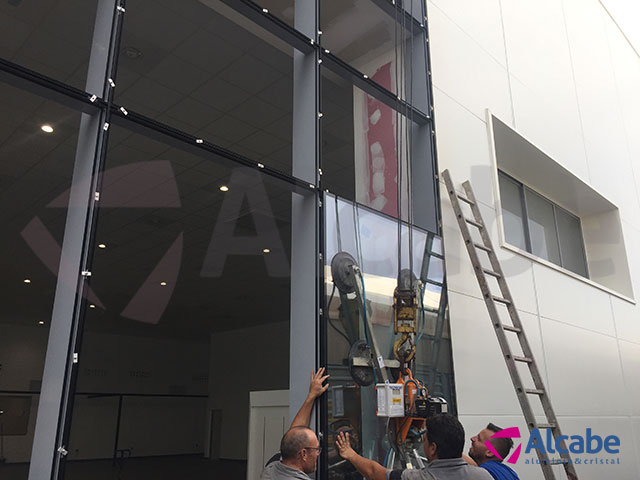 Muro de cortina de cristal para Concesionario Hyundai en Sevilla