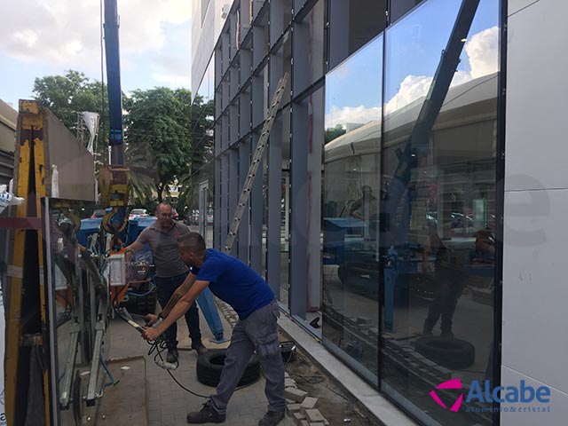 Muro de cortina de cristal para Concesionario Hyundai en Sevilla