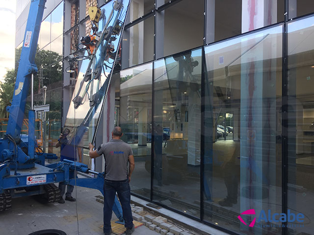 Muro de cortina de cristal para Concesionario Hyundai en Sevilla